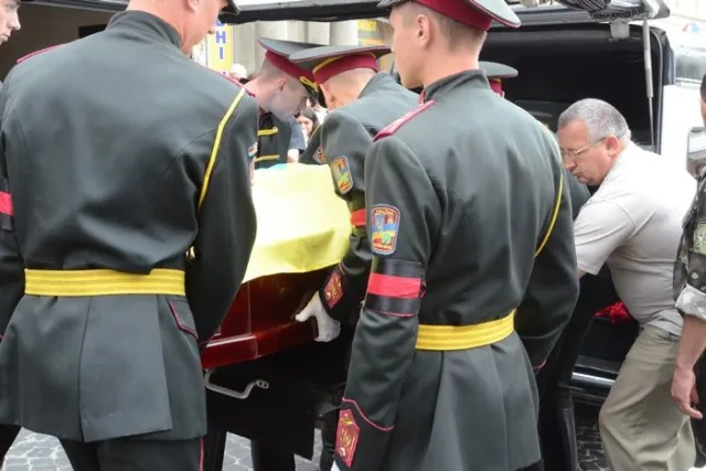 Львів попрощався із ще одним загиблим військовим у зоні АТО Кирилом Андреєнком (Фоторепортаж) + (Відео) — фото 7