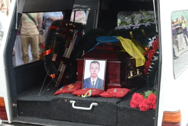 Львів попрощався із ще одним загиблим військовим у зоні АТО Кирилом Андреєнком (Фоторепортаж) + (Відео) — фото 9