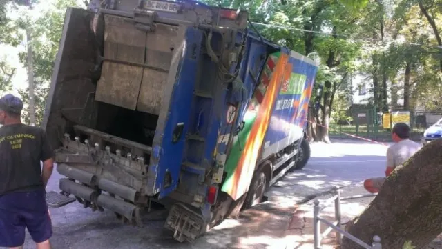 На вулиці Горбачевського провалився сміттєвоз (Фото) — фото 3