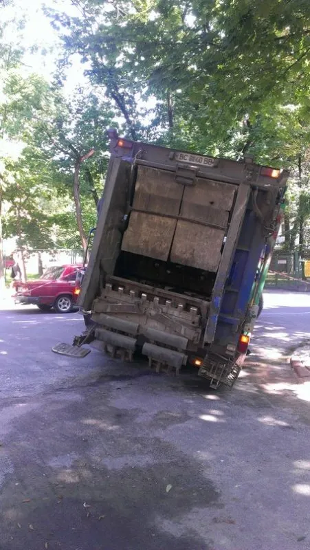На вулиці Горбачевського провалився сміттєвоз (Фото) — фото 4