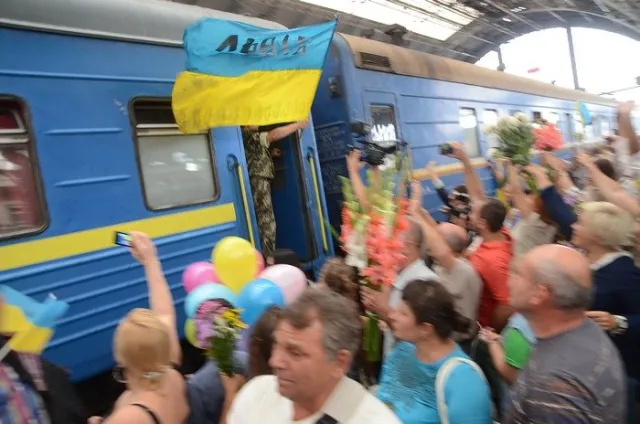 Сльозами радості, гучними оплесками та вигуками «Герої!» зустрічали військових із зони АТО (Фоторепортаж) + (Відео) — фото 1
