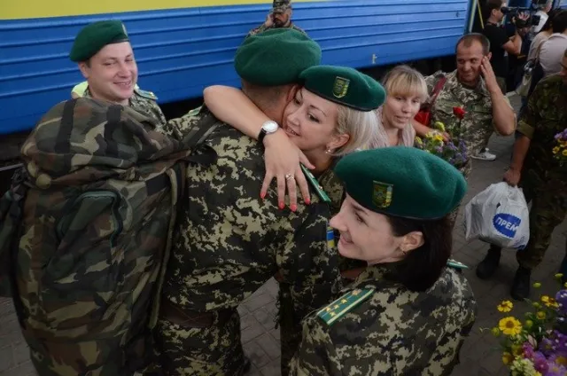 Сльозами радості, гучними оплесками та вигуками «Герої!» зустрічали військових із зони АТО (Фоторепортаж) + (Відео) — фото 2