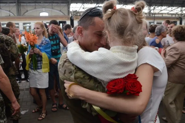 Сльозами радості, гучними оплесками та вигуками «Герої!» зустрічали військових із зони АТО (Фоторепортаж) + (Відео) — фото 3