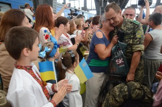 Сльозами радості, гучними оплесками та вигуками «Герої!» зустрічали військових із зони АТО (Фоторепортаж) + (Відео) — фото 4