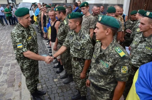 Сльозами радості, гучними оплесками та вигуками «Герої!» зустрічали військових із зони АТО (Фоторепортаж) + (Відео) — фото 5