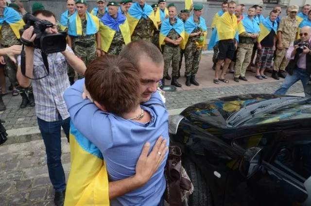Сльозами радості, гучними оплесками та вигуками «Герої!» зустрічали військових із зони АТО (Фоторепортаж) + (Відео) — фото 7