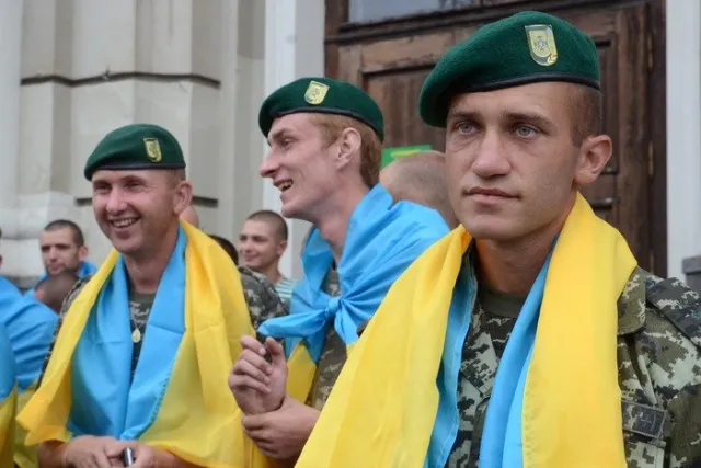Сльозами радості, гучними оплесками та вигуками «Герої!» зустрічали військових із зони АТО (Фоторепортаж) + (Відео) — фото 8