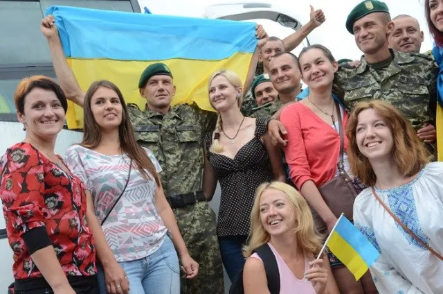 Сльозами радості, гучними оплесками та вигуками «Герої!» зустрічали військових із зони АТО (Фоторепортаж) + (Відео) — фото 9
