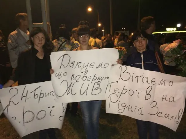 Сотні львів’ян зустрічали Героїв із 24-ї окремої Залізної механізованої бригади (Фоторепортаж) + (Відео) — фото 2