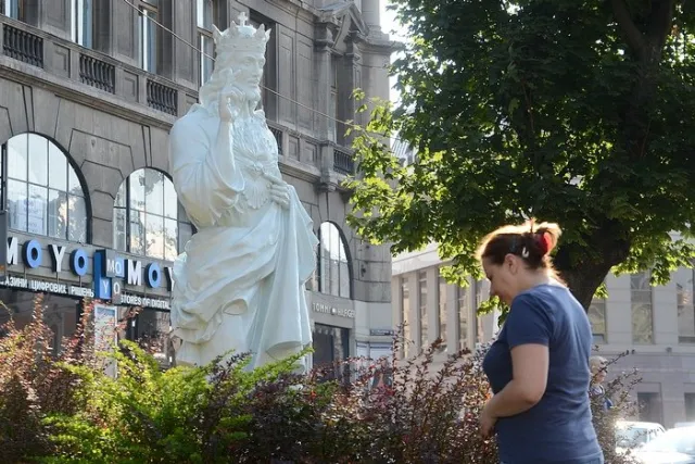 Незрозуміла статуя на Марійській площі у Львові (Фото) — фото 2