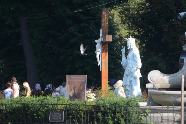 Незрозуміла статуя на Марійській площі у Львові (Фото) — фото 4
