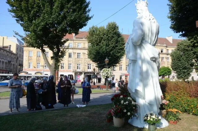 Незрозуміла статуя на Марійській площі у Львові (Фото) — фото 5