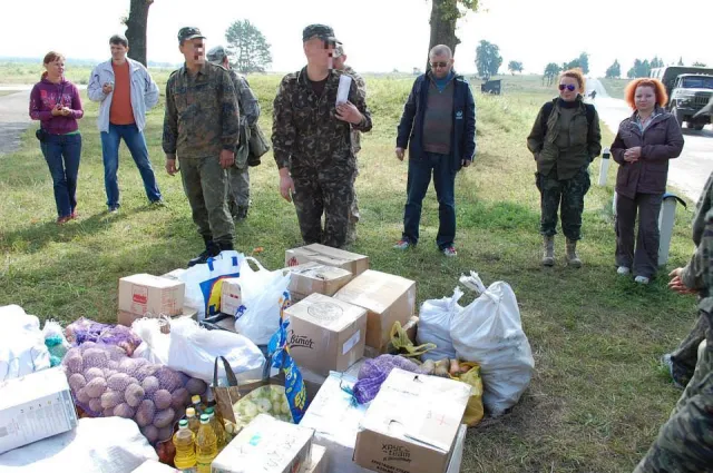 Волонтери привезли бійцям 24-ї та 80-ї бригад на Львівщині біноклі та спецкостюми (Фото) — фото 2
