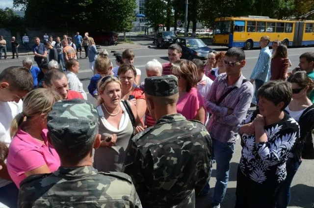 У Львові родичі бійців, котрі несуть службу на Сході у зоні АТО, перекрили трасу, вимагаючи ротації (Фоторепортаж) + (Відео) — фото 1