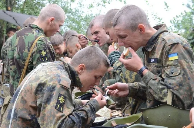Кілька десятків юнаків, майже 2 тижні випробовують свою витривалість, гартують дух та вчаться поводитись зі зброєю (Фоторепортаж) + (Відео) — фото 1