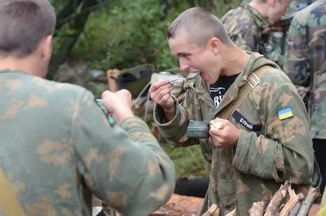 Кілька десятків юнаків, майже 2 тижні випробовують свою витривалість, гартують дух та вчаться поводитись зі зброєю (Фоторепортаж) + (Відео) — фото 4