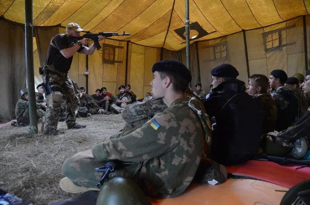 Кілька десятків юнаків, майже 2 тижні випробовують свою витривалість, гартують дух та вчаться поводитись зі зброєю (Фоторепортаж) + (Відео) — фото 9