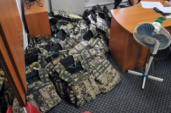Радіо «Львівська Хвиля» передала бійцям бійцям 80-ї аеромобільної бригади 40 бронежилетів (Фоторепортаж) — фото 1