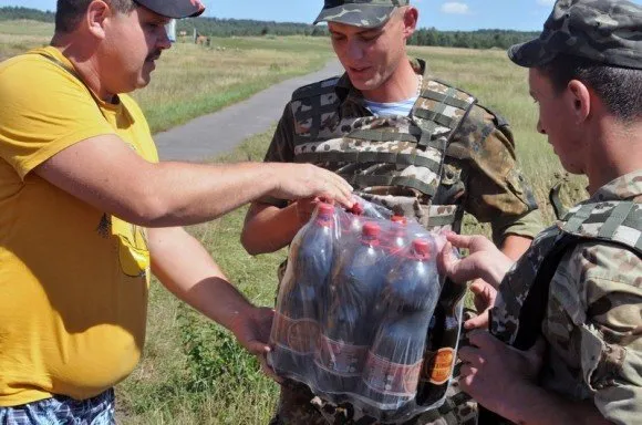 Радіо «Львівська Хвиля» передала бійцям бійцям 80-ї аеромобільної бригади 40 бронежилетів (Фоторепортаж) — фото 4