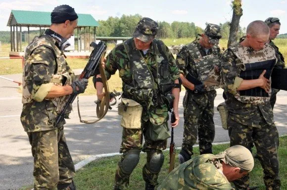 Радіо «Львівська Хвиля» передала бійцям бійцям 80-ї аеромобільної бригади 40 бронежилетів (Фоторепортаж) — фото 8