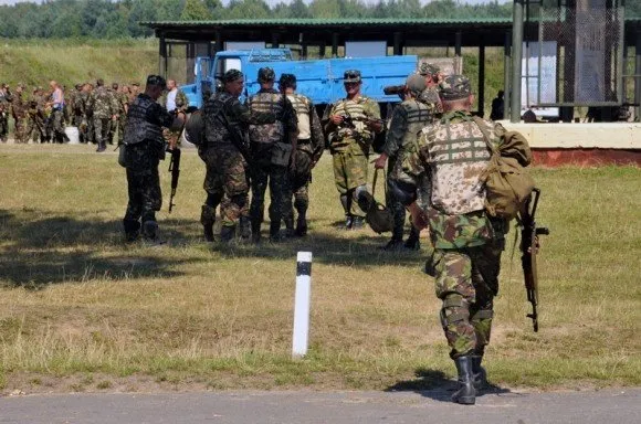 Радіо «Львівська Хвиля» передала бійцям бійцям 80-ї аеромобільної бригади 40 бронежилетів (Фоторепортаж) — фото 9