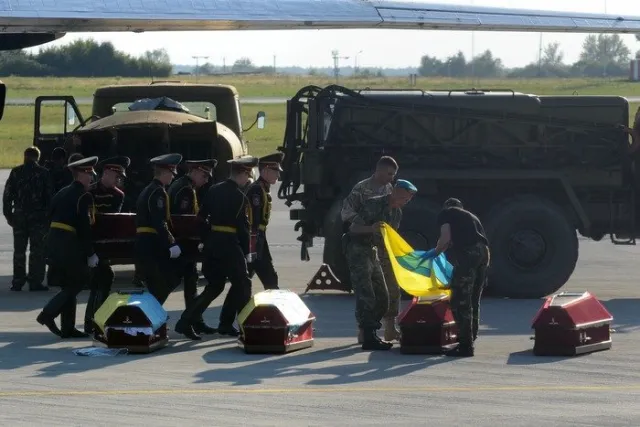 Тіла одинадцятьох бійців зустріли вигуками «Герої не вмирають!» (Фоторепортаж) + (Відео) — фото 1