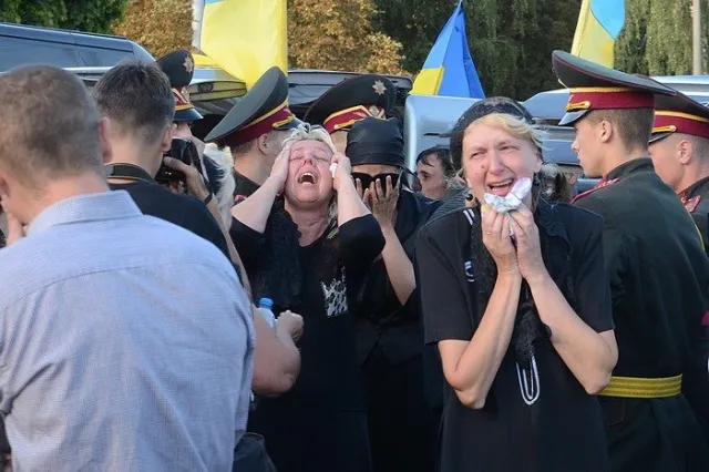 Тіла одинадцятьох бійців зустріли вигуками «Герої не вмирають!» (Фоторепортаж) + (Відео) — фото 4