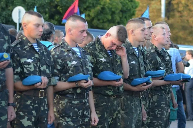 Тіла одинадцятьох бійців зустріли вигуками «Герої не вмирають!» (Фоторепортаж) + (Відео) — фото 5