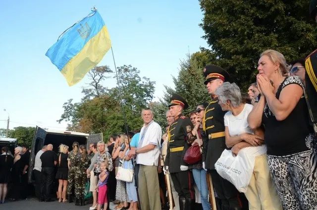 Тіла одинадцятьох бійців зустріли вигуками «Герої не вмирають!» (Фоторепортаж) + (Відео) — фото 7