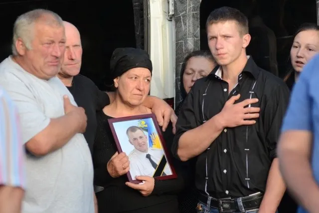 Тіла одинадцятьох бійців зустріли вигуками «Герої не вмирають!» (Фоторепортаж) + (Відео) — фото 8