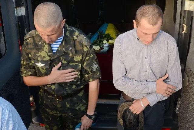 Тіла одинадцятьох бійців зустріли вигуками «Герої не вмирають!» (Фоторепортаж) + (Відео) — фото 9