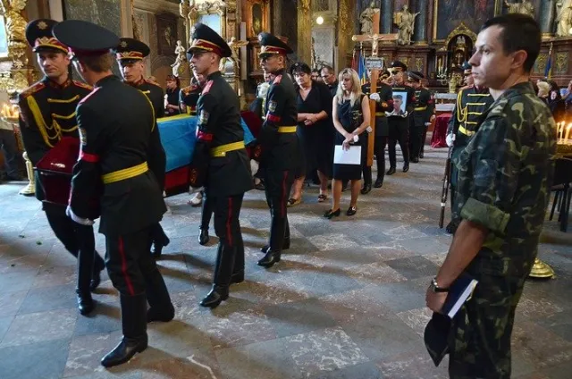 У Львові провели в останню путь загиблих в АТО Героїв (Фоторепортаж) — фото 5