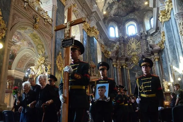 У Львові провели в останню путь загиблих в АТО Героїв (Фоторепортаж) — фото 6