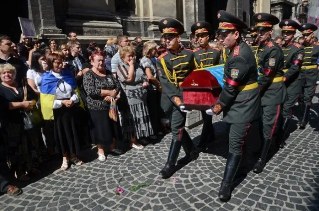У Львові провели в останню путь загиблих в АТО Героїв (Фоторепортаж) — фото 7