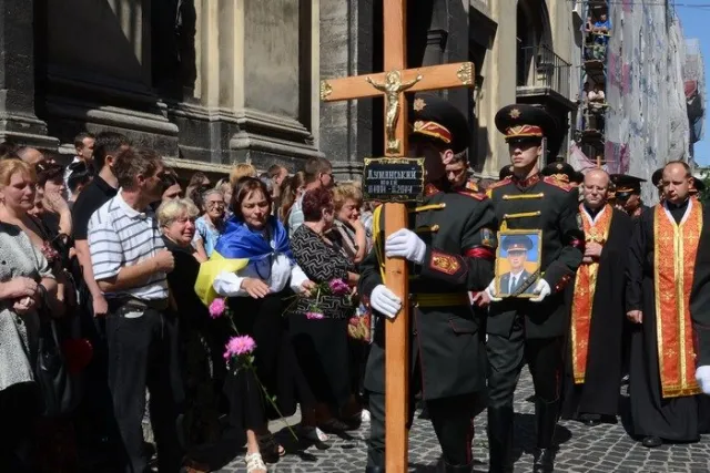 У Львові провели в останню путь загиблих в АТО Героїв (Фоторепортаж) — фото 8