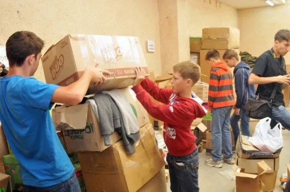 У зону АТО відправлять чотири вантажівки з допомогою для військових (Фоторепортаж) — фото 3