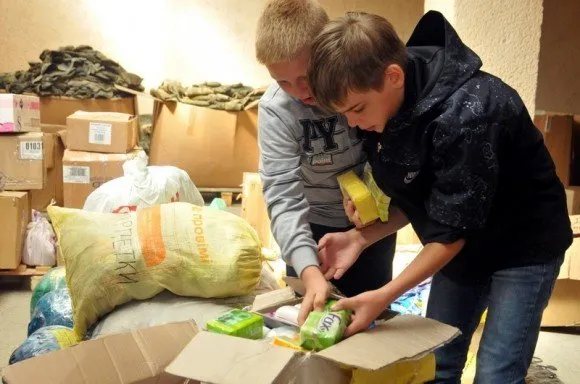 У зону АТО відправлять чотири вантажівки з допомогою для військових (Фоторепортаж) — фото 4