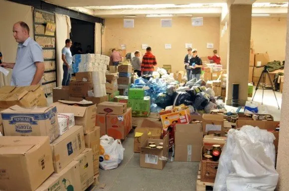 У зону АТО відправлять чотири вантажівки з допомогою для військових (Фоторепортаж) — фото 8