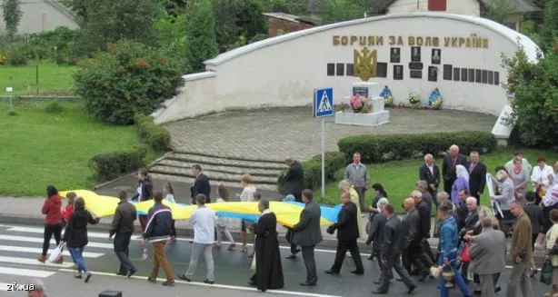 Герою Небесної сотні Володимиру Топію, відкрили дошку пам’яті (Фото) — фото 1