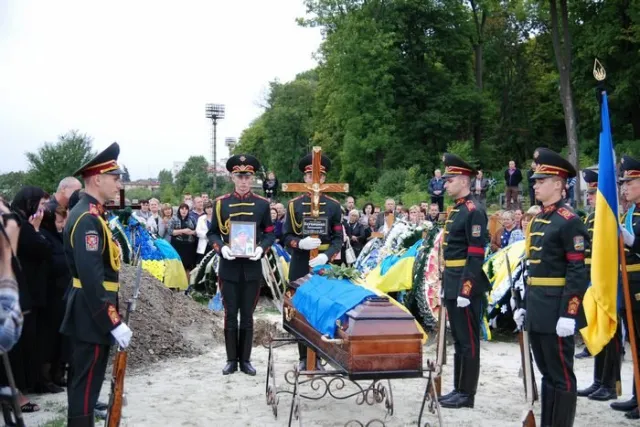 Декілька сотень львів’ян провели в останню путь 26-річного Володимира Вербицького (Фоторепортаж) — фото 2