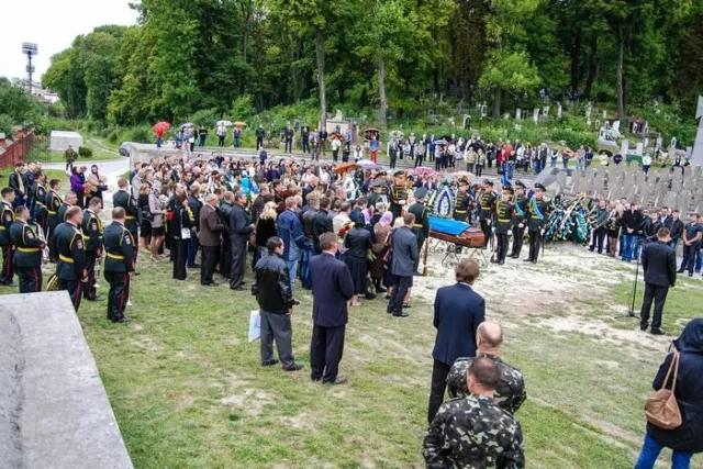 Декілька сотень львів’ян провели в останню путь 26-річного Володимира Вербицького (Фоторепортаж) — фото 4