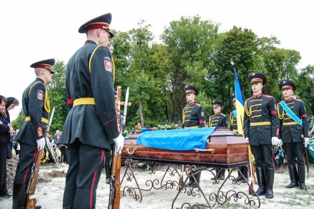Декілька сотень львів’ян провели в останню путь 26-річного Володимира Вербицького (Фоторепортаж) — фото 5