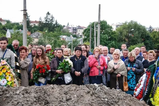 Декілька сотень львів’ян провели в останню путь 26-річного Володимира Вербицького (Фоторепортаж) — фото 6