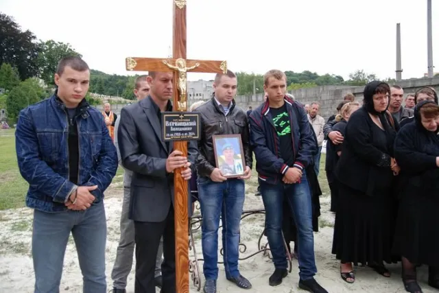 Декілька сотень львів’ян провели в останню путь 26-річного Володимира Вербицького (Фоторепортаж) — фото 8