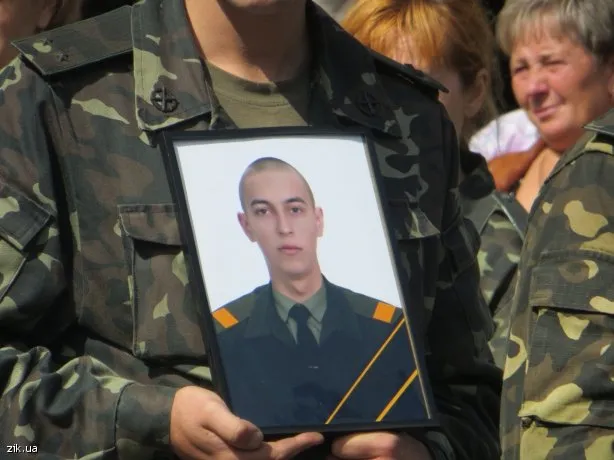 У Дрогобичі прощалися українським героєм Юрієм Комаром, який поліг в бою з російськими агресорами — фото 1