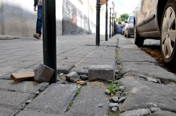 На два тижні затягнулось встановлення обмежувальних стовпчиків на вулиці Лисенка (Фоторепортаж) — фото 2