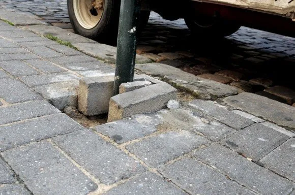 На два тижні затягнулось встановлення обмежувальних стовпчиків на вулиці Лисенка (Фоторепортаж) — фото 3