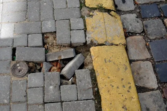 На два тижні затягнулось встановлення обмежувальних стовпчиків на вулиці Лисенка (Фоторепортаж) — фото 4