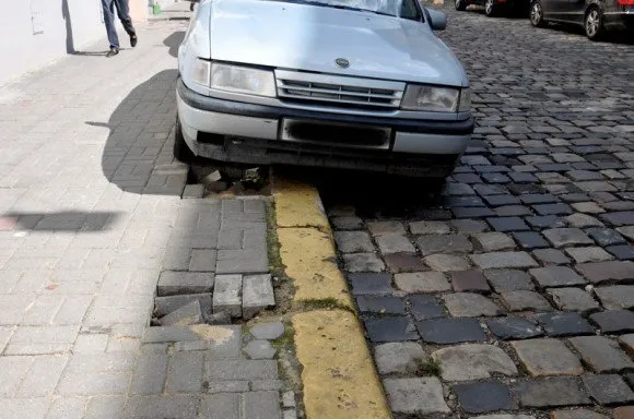 На два тижні затягнулось встановлення обмежувальних стовпчиків на вулиці Лисенка (Фоторепортаж) — фото 5