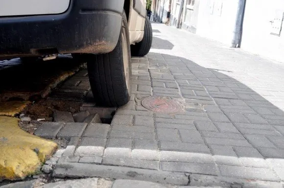 На два тижні затягнулось встановлення обмежувальних стовпчиків на вулиці Лисенка (Фоторепортаж) — фото 6